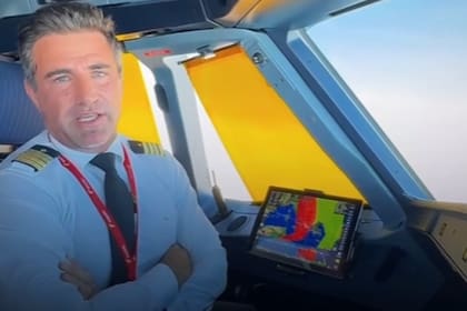 Un piloto hispano explica qué hacer durante una turbulencia y por qué no es peligrosa para el avión