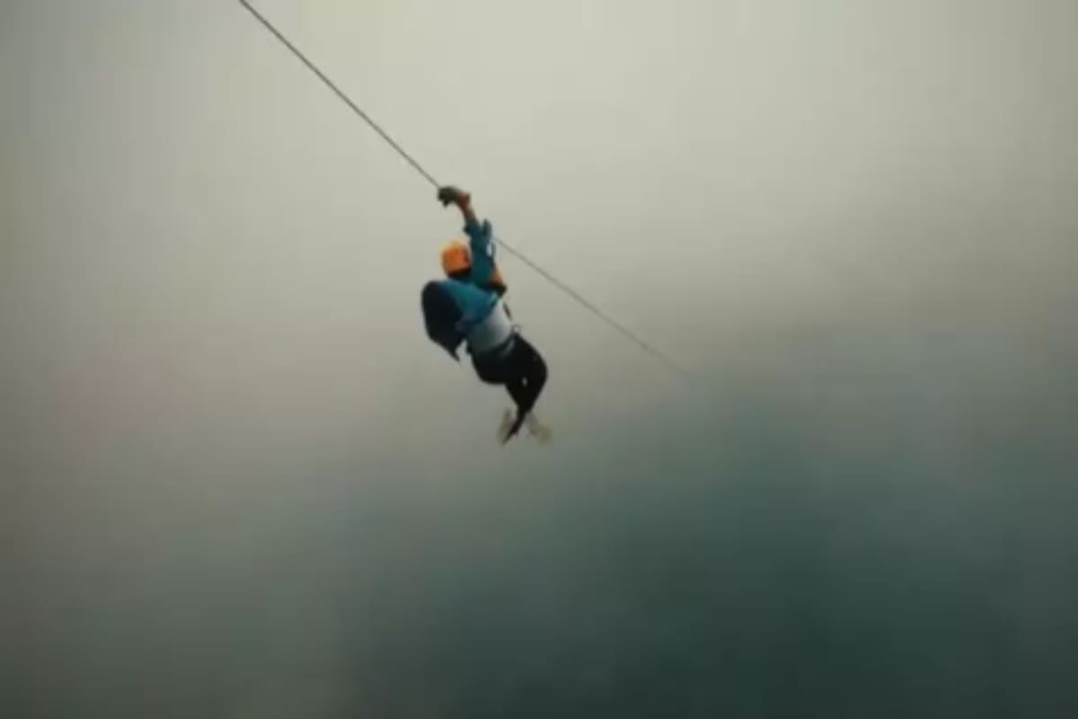 Un piloto profesional de aviones hizo volar su drone a 100 metros de altura para capturar el lanzamiento en tirolesa de una mujer mientras atravesaba un bosque de nubes en Panamá