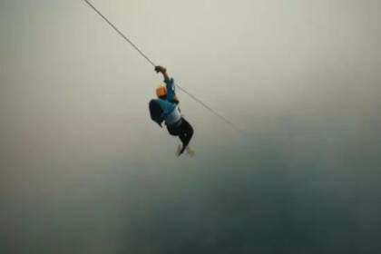 Un piloto profesional de aviones hizo volar su drone a 100 metros de altura para capturar el lanzamiento en tirolesa de una mujer mientras atravesaba un bosque de nubes en Panamá