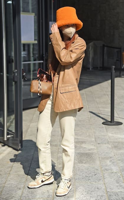 Un piluso de color fuerte en un look neutro.