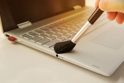 Un pincel puede servir para quitar polvo, pelos y miguitas del teclado