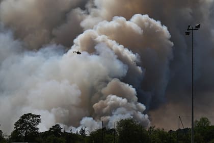 Un pirocumulonimbo, una enorme nube creada por un incendio forestal, en la región del bosque de Fontainebleau