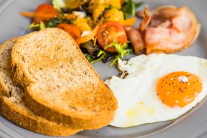 Un plan de alimentación saludable puede ser clave para el crecimiento capilar.