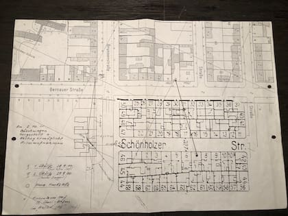 Un plano antiguo de Berlín que muestra el recorrido del Túnel 29 (la flecha que está más a la derecha) así como el de otro boquete cavado dos años antes
