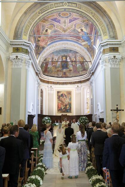Un plano interior de la iglesia. En el altar, se distingue una representación de la Virgen y el Niño, entronizados entre ángeles, y en la bóveda, imágenes de los Cuatro Evangelistas.