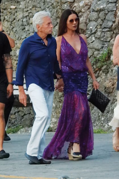 Un plano más amplio de la pareja, yendo a comer a la famosa Taverna del Marianio, en el puerto de Portofino. Para la ocasión, la actriz eligió un maxivestido con lentejuelas de Emanuel Ungaro, unos cancherísimos anteojos XL y espadrilles altas.