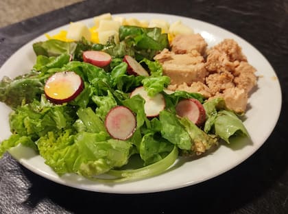 Un plato con verduras cultivadas en la huerta hidropónica en el MAPHI de Base Esperanza, Antártida