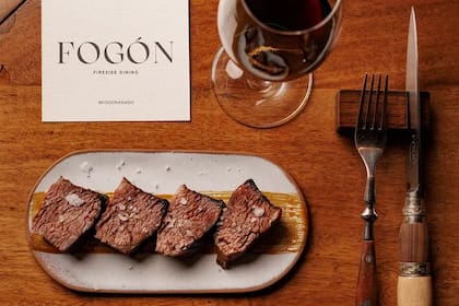 Un plato de bistec y una copa de vino tinto de Fogón Asado en Buenos Aires, Argentina
