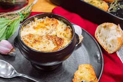 Un plato de sopa, fácil y glamoroso, la de cebolla a la francesa.