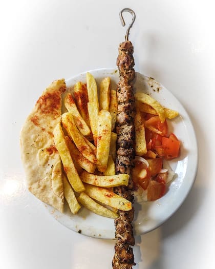 Un plato típico en el restaurante Theos Souvlaki