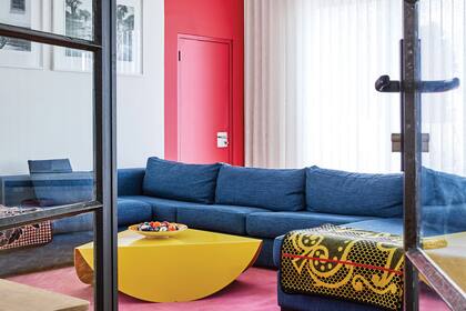 Un playroom explosivo, pero a prueba de balas: “Toda casa necesita un rincón relajado, donde no importa si algo se raya o se mancha”. La mezcla de colores intensos lo hace divertido sin infantilizar el resto del ambiente que integra.