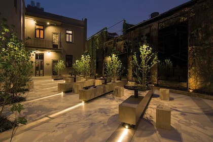 Un poco de iluminación al otro lado de la ventana puede reducir los reflejos y ayudar a ver a través del vidrio.