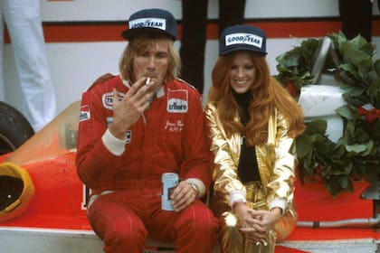 Un podio muy particular: Hunt celebra una victoria con un cigarrillo, una cerveza y acompañado por una promotora sobre su McLaren