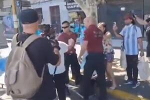 Un policía agredió a un hombre con muletas