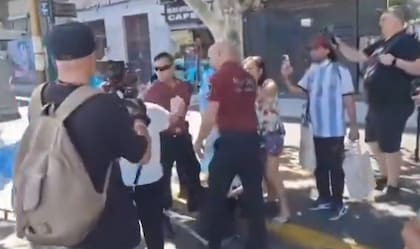Un policía agredió a un hombre con muletas