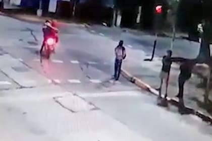 Un policía bonaerense hirió de un disparo a un motochorro que intentó robarle en Avellaneda