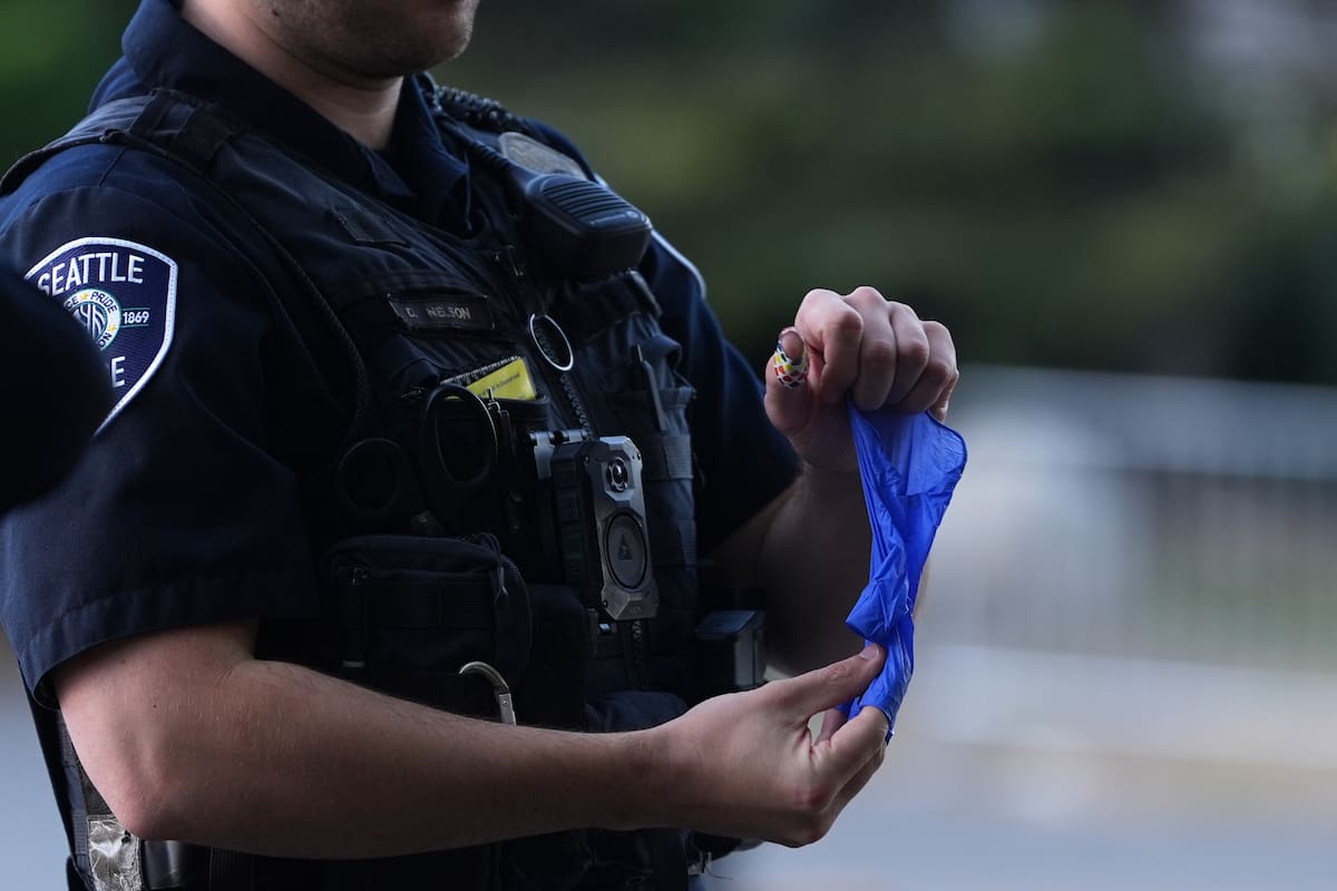 Un policía coloca un casquillo en un guante de goma tras recibirlo de una persona que lo encontró, d