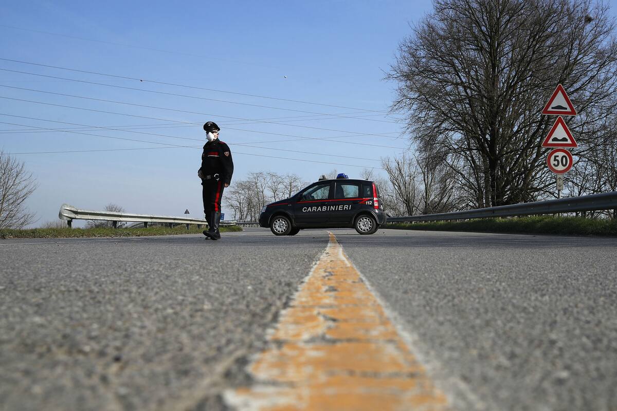 Un policía con barbijo bloquea una ruta que accede a Codogno, foco del brote en Italia