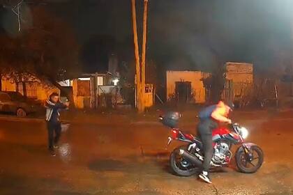 Un policía, de civil y fuera de servicio, mató a un delincuente y la secuencia fue registrada en una cámara de seguridad municipal, en Moreno