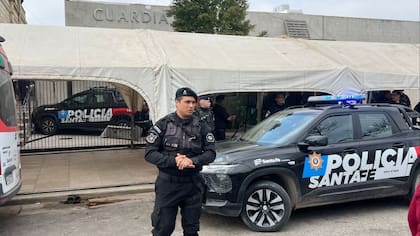 Un policía de consigna mientras se realizan peritajes por el caso de la camioneta policial que chocó en el frente del hospital Cullen, de Santa Fe