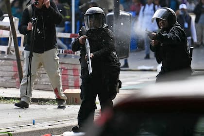 Un policía dispara una bala de goma contra las organizaciones sociales durante la manifestación del miércoles