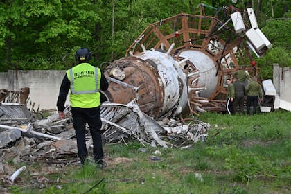 Un policía examina los restos de la torre de televisión de Kharkiv, tras el ataque ruso