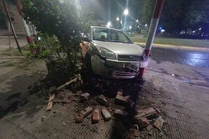 Un policía manejaba borracho y chocó contra un árbol en La Plata