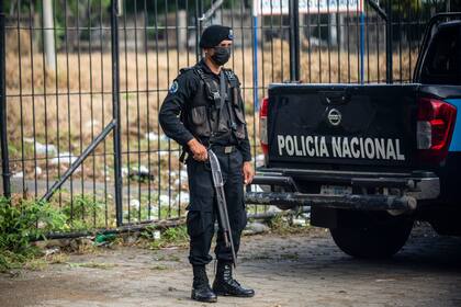 Un policía monta guardia afuera de la catedral de Managua, Nicaragua, el sábado 13 de agosto de 2022. La Arquidiócesis de Managua convocó a una misa en la catedral después de informar que la Policía había prohibido “por razones de seguridad interna” una procesión con la virgen de Fátima que se había organizado en la capital. (AP Foto)