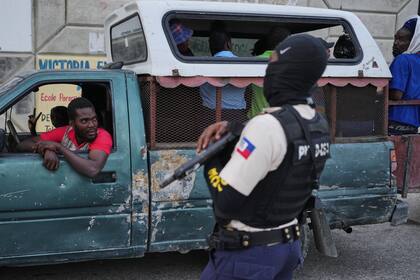 Un policía monta guardia en Puerto Príncipe, Haití, el martes 3 de marzo de 2026. (AP Foto/Odelyn Joseph)