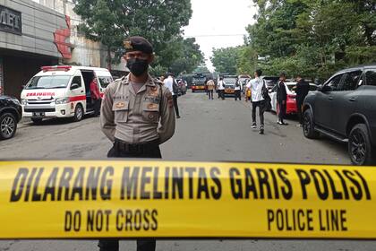 Un policía monta guardia en un camino que lleva hacia la estación de policía donde se registró una explosión, el miércoles 7 de diciembre de 2022, en Bandung, en la provincia de Java Occidental, Indonesia. (AP Foto/Ahmad Fauzan)