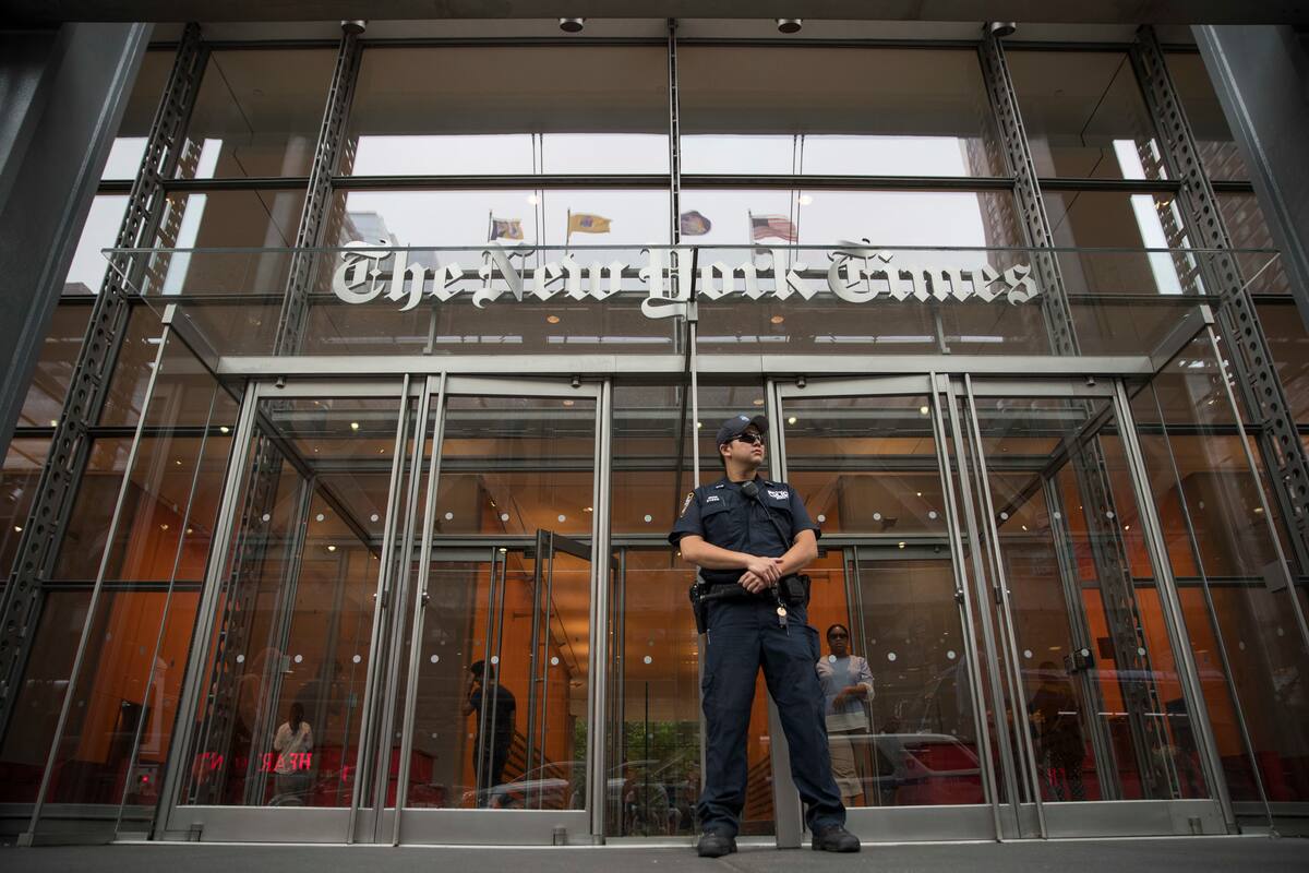Un policía monta guardia fuera del edificio del New York Times en Nueva York (AP Foto/Mary Altaffer, Archivo)