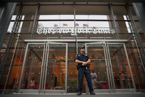 Un policía monta guardia fuera del edificio del New York Times en Nueva York (AP Foto/Mary Altaffer, Archivo)