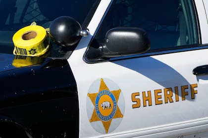 Un policía muerto, otro herido y otra persona más fallecida en tiroteo en condado de Los Ángeles