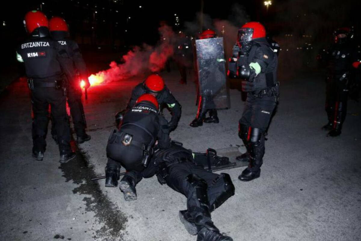Un policía murió en los enfrentamientos entre hinchas de Athletic Bilbao y Spartak Moscú en la previa al partido de Europa League