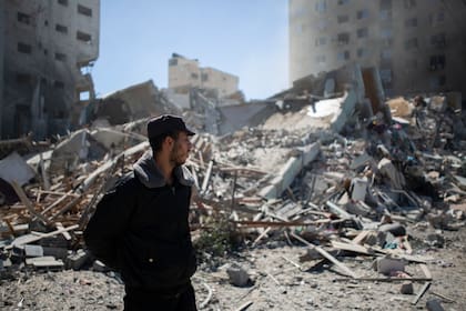 Un policía palestino se encuentra entre los escombros de un edificio destruido por un ataque aéreo israelí que albergaba las oficinas de The Associated Press en la Ciudad de Gaza