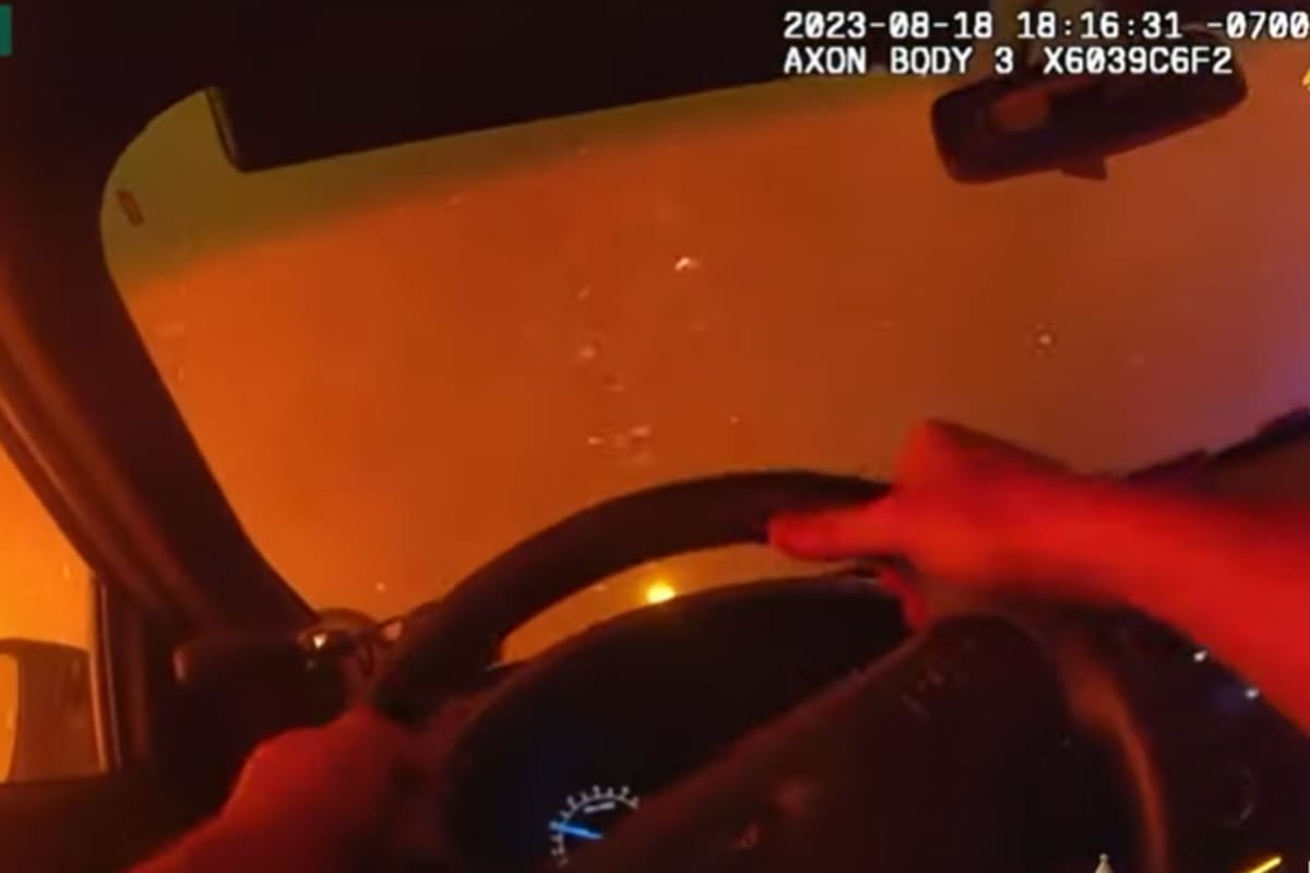 Un policía que escapa del fuego en una autopista en el estado de Washington en Estados Unidos