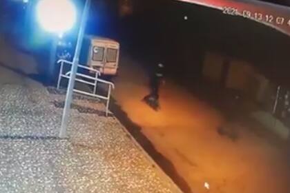 Un policía que trabajaba como chofer de
Uber y llevaba una pasajera, se defendió de un asalto callejero y mató a dos ladrones. Los ladrones antes de realizar el asalto