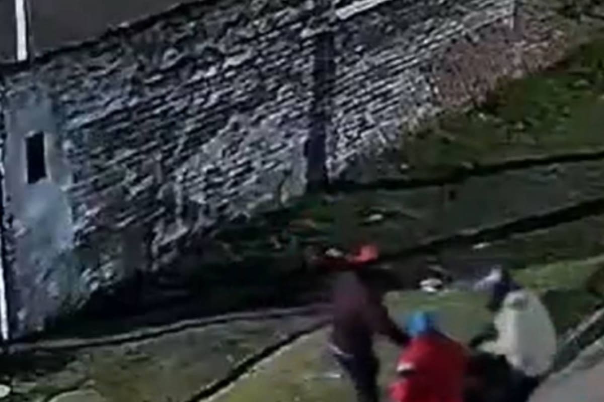 Un policía que trabajaba como conductor de una aplicación en su franco fue sorprendido por ladrones.