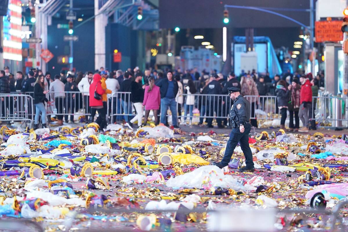Un policía recorre Times Square tras los festejos de Año Nuevo