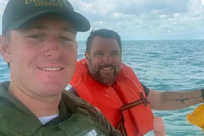 Un policía rescató al piloto en el mar de Florida e incluso se tomaron una foto del momento juntos