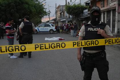 Un policía resguarda una escena del crimen en una calle de Durán, Ecuador, en julio de 2023, hasta ahora el año récord de violencia.
