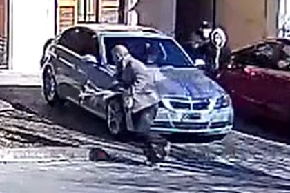 Un policía retirado fue asesinado este martes al medidoía durante un enfrentamiento armado con dos delincuentes que intentaron robarle el automóvil en la localidad de Aldo Bonzi