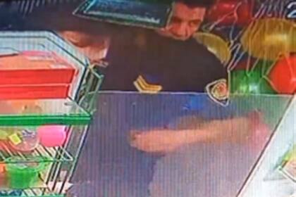 Un policía roba un juguete en un negocio de la ciudad de Córdoba