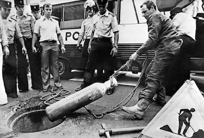 Un policía saca un tanque de oxígeno de las alcantarillas de Niza (Foto: Getty Images)