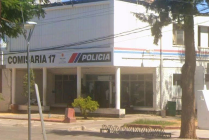 Un policía sanjuanino le robó la tarjeta a un colega dentro de una comisaría y quedó detenido.