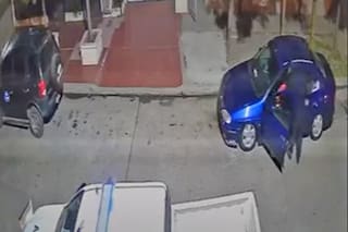 Un conductor se quedó dormido dentro del auto, un policía se acercó para asistirlo y le robó el teléfono