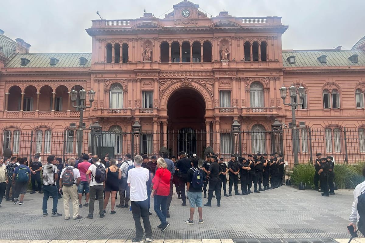 Un policía se encadenó en la Casa Rosada por un reclamo contra sus superiores