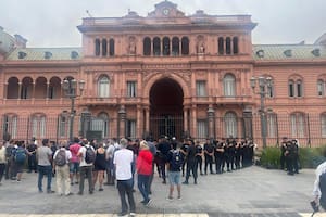 Un policía se encadenó en la Casa Rosada por un reclamo contra sus superiores