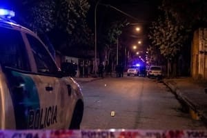 Una pareja de motochorros, formada por un hombre y su hijo, fue baleada por un policía que repelió un intento de robo