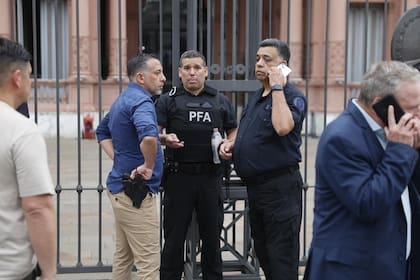 Un policía se esposó en los últimos días en la reja de la Casa Rosada para reclamar un mejora salarial